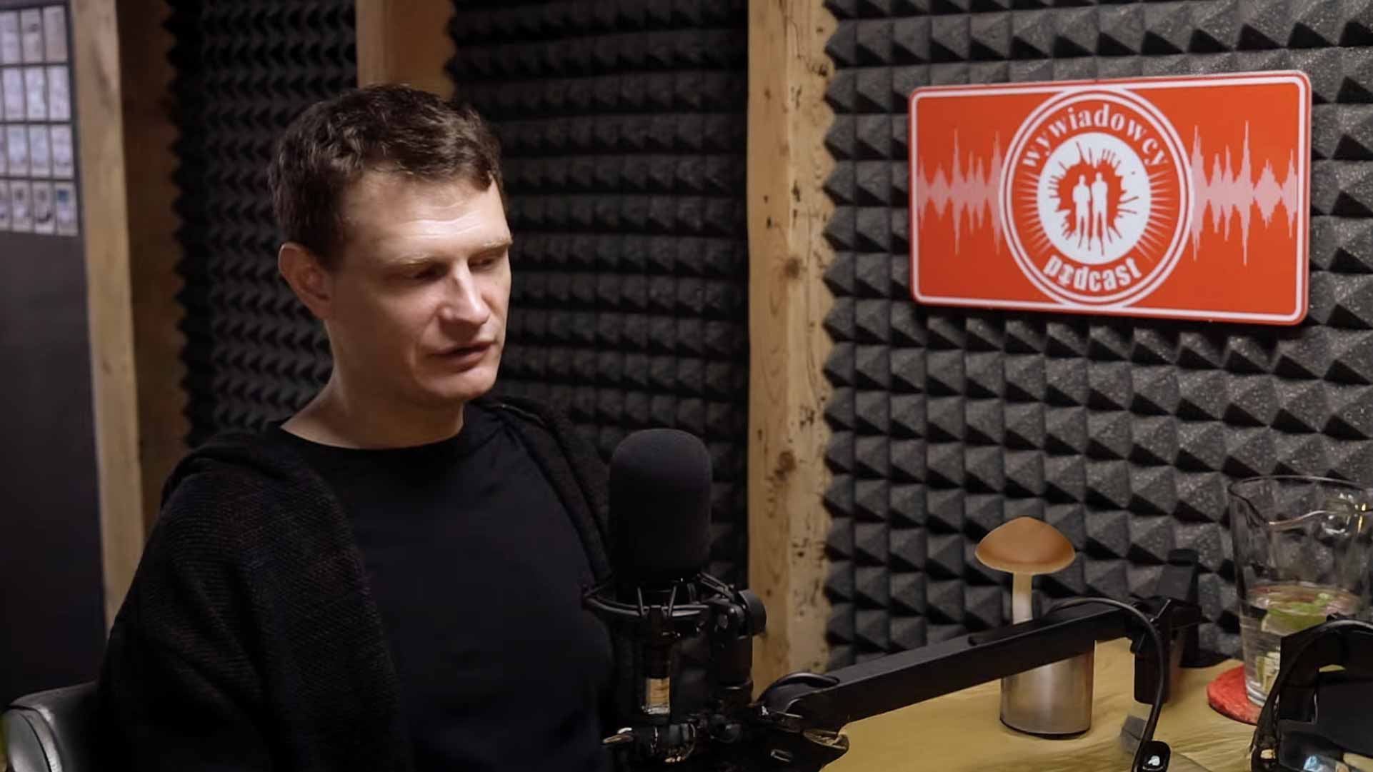 Maciej Lorenc w studio podcastowym Wywiadowcy Podcast